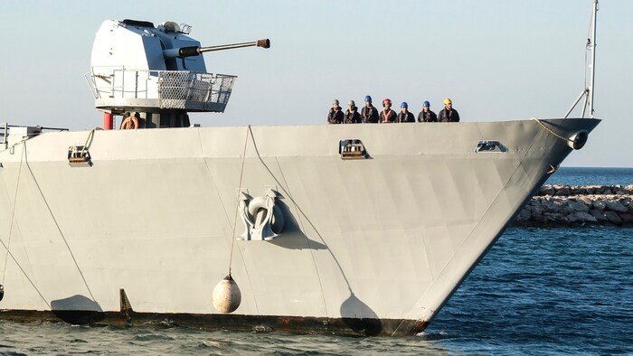 Das italienische Marineschiff Libra transportiert Geflüchtete in die Lager in Albanien.
