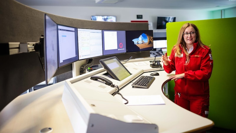 Die Rettungsleitstelle agiert als Schnittstelle in der Kommunikation zwischen Notarzt und dem diensthabenden Neurologen im Krankenhaus.  (Bild: Scharinger Daniel/Pressefoto Scharinger © Daniel Scharinger)