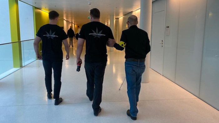 Zwei Herren des Kraftsportvereins Klosterneuburg begleiteten den sehbehinderten Andreas F. zu ...