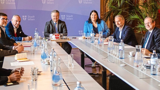 Ludwig and Gaál with Vienna's "concentrated organizational power": (from left) Christian Bartok (Mieterhilfe), Walter Hillerer (Gruppe Sofortmaßnahmen), Bernhard Jarolim (Stadtbauamt) and Gerhard Cech (Baupolizei). (Bild: Urbantschitsch Mario/Mario Urbantschitsch)