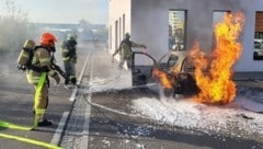 Die Feuerwehr Ried bekämpfte den Autobrand mit einem Schaumteppich. (Bild: FF Ried im Innkreis)