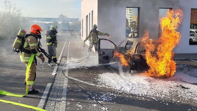 The Ried fire department fought the car fire with a foam blanket. (Bild: FF Ried im Innkreis)