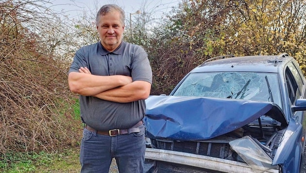 Herbert Gartner mit dem ramponierten Fluchtauto (Bild: Gartner/zVg)