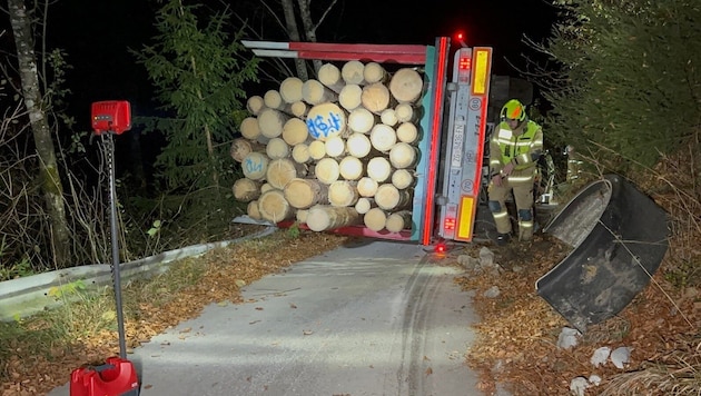 The fully loaded timber transporter overturned in a bend. (Bild: ZOOM Tirol)