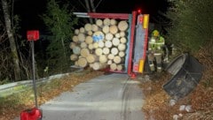 In einer Kurve kippte der voll beladene Holztransporter um.  (Bild: ZOOM Tirol/Krone KREATIV)