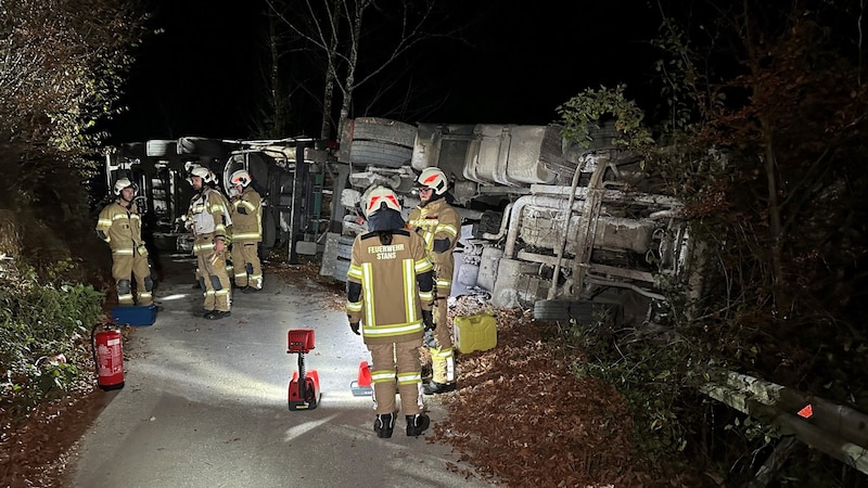 It was initially not possible to recover the heavy vehicle in the evening. (Bild: ZOOM Tirol)