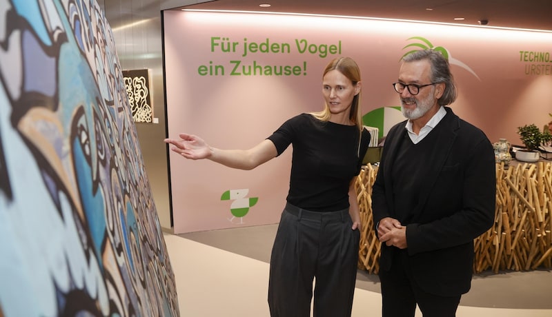 Techno-Z-Chef Werner Pfeiffenberger und Prokuristin Sybille Maier-Ginther kamen zur Vernissage. (Bild: Tschepp Markus)