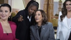 Kamala Harris mit der „The View“-Moderatorin Whoopi Goldberg (Bild: AP ( via APA) Austria Presse Agentur/Jacquelyn Martin)