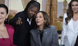 Kamala Harris mit der „The View“-Moderatorin Whoopi Goldberg