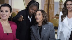 Kamala Harris mit der „The View“-Moderatorin Whoopi Goldberg (Bild: AP ( via APA) Austria Presse Agentur/Jacquelyn Martin)