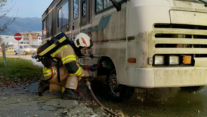 The firefighters carried out extinguishing work.