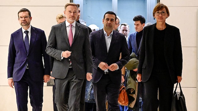 Finance Minister Christian Lindner (2nd from left) and his party colleagues now want to leave the traffic light coalition as one. (Bild: APA/AFP/John MACDOUGALL)