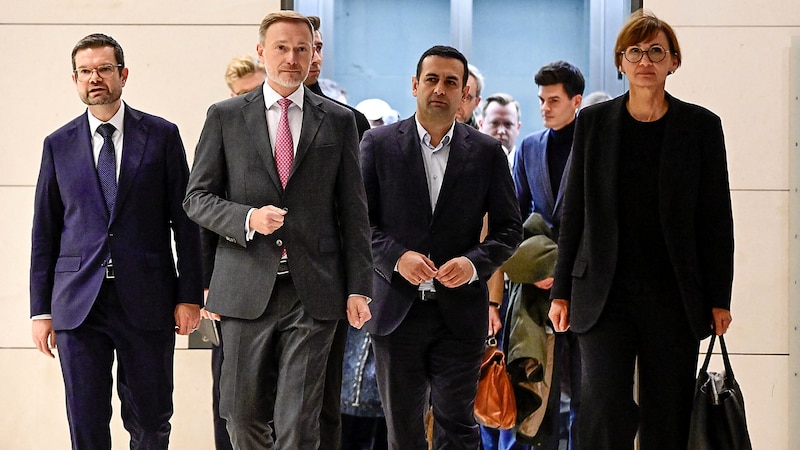 Finanzminister Christian Lindner (2. v. li.) und seine Parteifreunde wollen nun geschlossen die Ampelkoalition verlassen. (Bild: APA/AFP/John MACDOUGALL)