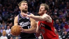 Domantas Sabonis im Duell mit Jakob Pöltl (r.) (Bild: AFP/APA/Getty Images via AFP/GETTY IMAGES/EZRA SHAW)