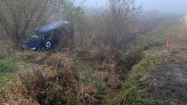 Der VW Bus verständigte selbst den Notruf. Vier Grundwehrdiener wurden beim Unfall verletzt. (Bild: Privat)