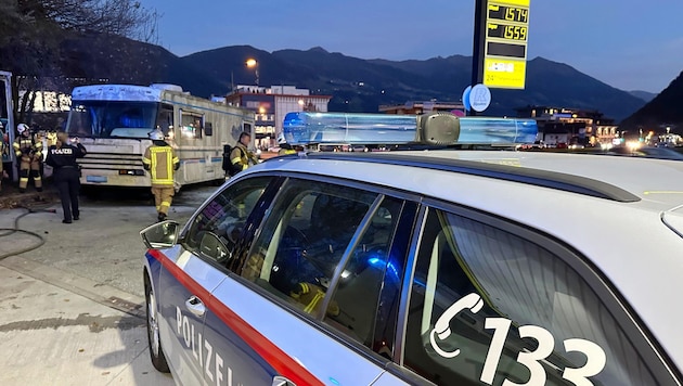 Der Wohnmobilbrand mit Schwerverletztem löste in Strass im Zillertal einen Einsatz aus.  (Bild: ZOOM Tirol/Krone KREATIV)