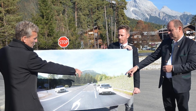 Robert Zach, Erich Mirth and Josef Geisler (from left) explain the next project, the Mooswaldsiedlung underpass with noise barrier. (Bild: Daum Hubert)