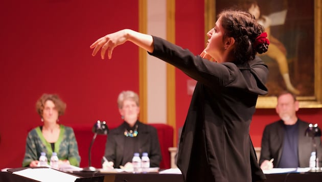 Agnes Schnabl in her element - the freelance conductor won first place in London. (Bild: LPD/Murray Buesst)