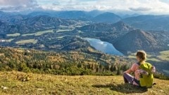 Einfach malerisch! Mit diesem Blick von der Gemeindelalpe werden die Wanderer belohnt, im Vordergrund der Erlaufsee, dahinter der Wallfahrtsort Mariazell. (Bild: Weges)