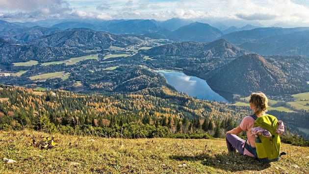 Simply picturesque! Hikers are rewarded with this view from the Gemeindelalpe, with Lake Erlaufsee in the foreground and the pilgrimage site of Mariazell behind it. (Bild: Weges)