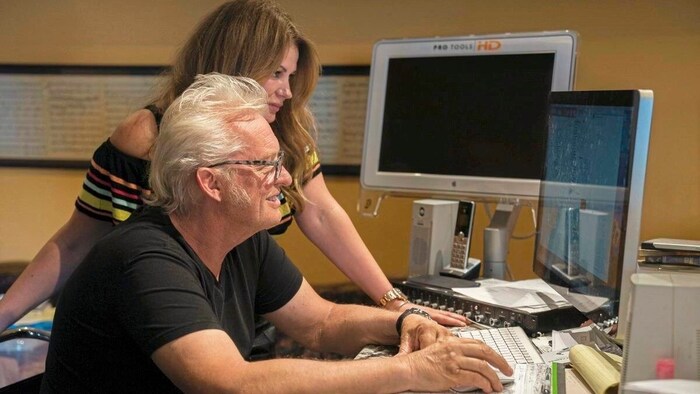 Only Peter Wolf and his wife cheered: "The Americans have taken back their America!"