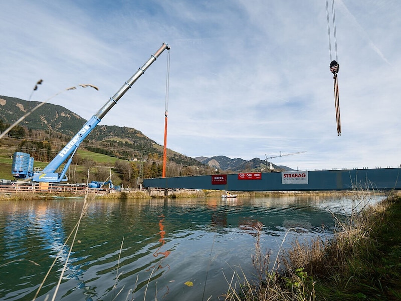 Der spekatukläre Brückeneinhub (Bild: ÖBB/Marktl Photography)