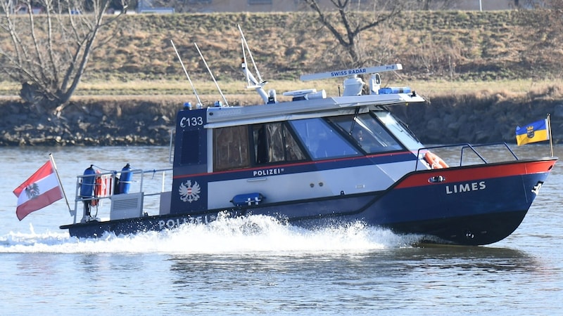 Das Polizeiboot Limes aus der Wachau beteiligt sich an der Suche. (Bild: Huber Patrick/P. Huber)