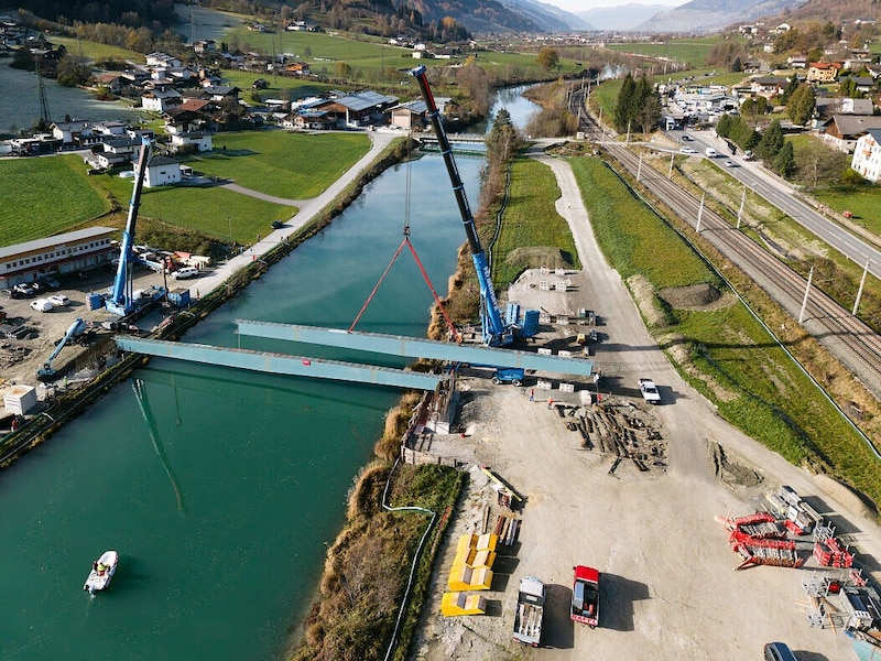 Der spekatukläre Brückeneinhub (Bild: ÖBB/Marktl Photography)