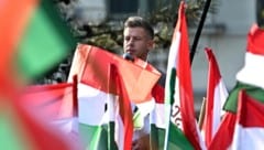 Péter Magyar gelang nach seinem Bruch mit Viktor Orbáns Fidesz ein Senkrechtstart. (Bild: APA/AFP/Attila KISBENEDEK)