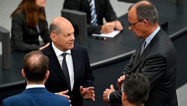 Chancellor Olaf Scholz can count on the help of opposition leader Friedrich Merz. However, the latter has set conditions ... (Bild: APA/AFP/RALF HIRSCHBERGER)