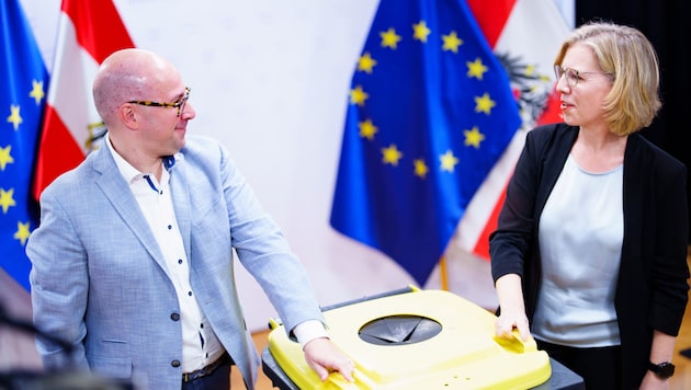 From left: Andreas Pertl, Packaging Coordination Office, Environment Minister Leonore Gewessler (Bild: APA/Eva Manhart)