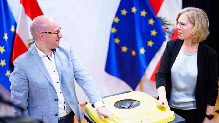 From left to right: Andreas Pertl, Packaging Coordination Office, Environment Minister Leonore ...