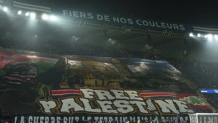 Dieser Pro-Palästina-Banner der Pariser Fans sorgt für Aufregung. (Bild: AFP/Franck FIFE)