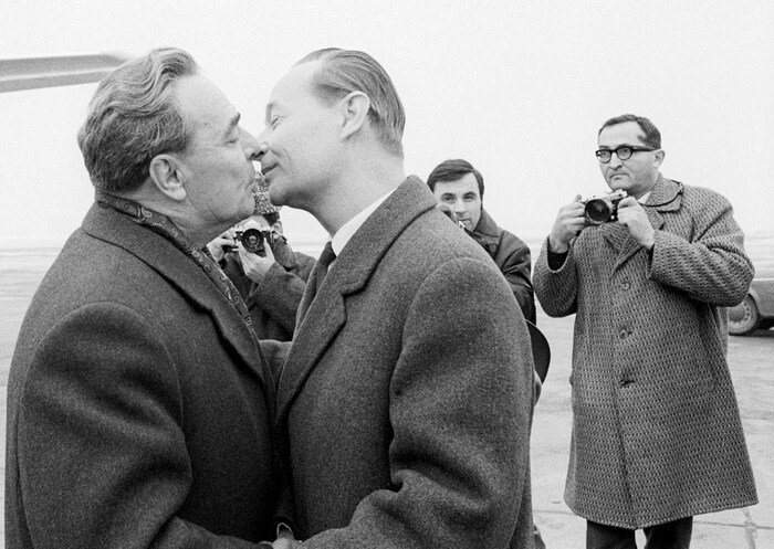 Sozialistischer Bruderkuss: Generalsekretär Leonid Breschnew brachte Alexander Dubček wieder auf ...