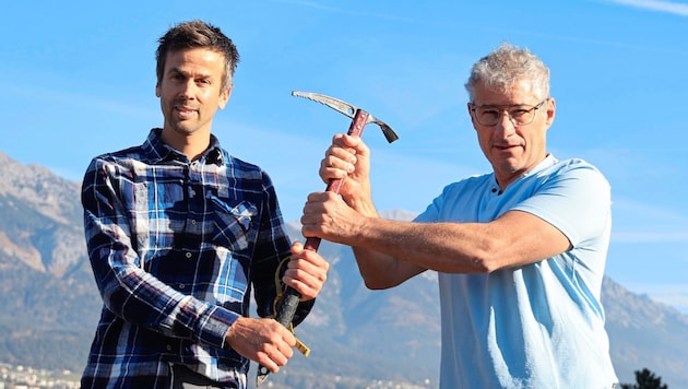 Michael Larcher (right) symbolically hands over an old ice axe to Jörg Randl (Bild: Birbaumer Christof)