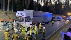 Großeinsatz nach dem Unfall auf der Mieminger Straße. (Bild: FF Obsteig, Krone KREATIV)