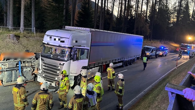 Großeinsatz nach dem Unfall auf der Mieminger Straße. (Bild: FF Obsteig, Krone KREATIV)