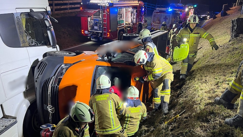 Der Österreicher wurde im Wrack eingeklemmt. (Bild: FF Mieming, Krone KREATIV)