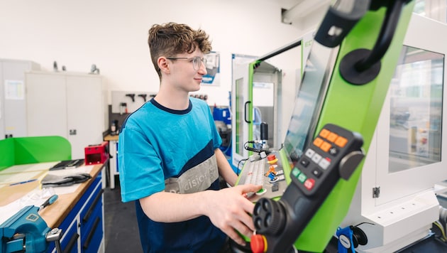 Luca enjoys working with machines. (Bild: voestalpine)