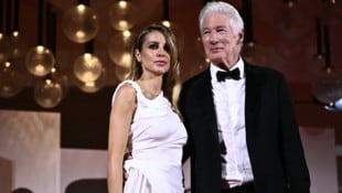 Richard Gere hat eine ziemlich nüchterne Sicht auf die Liebe. Seine Ehefrau Alejandra sei für ihn aber „wichtiger als alles andere“. (Bild: APA/AFP/Marco BERTORELLO)