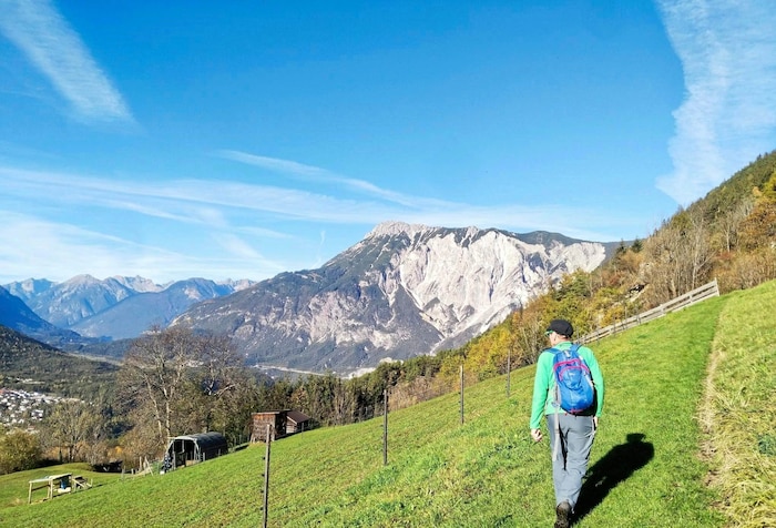 Mit Blick zum Tschirgant geht es talauswärts durch die Wiesen.