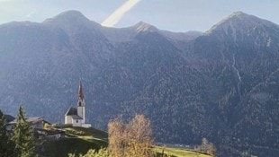 Das Kirchlein in Ötzerau thront rund 250 Meter über dem vorderen Ötztal. Westlich davon ragen die nördlichen Gipfel des Geigenkamms empor. (Bild: Peter Freiberger)