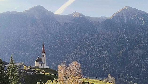 The little church in Ötzerau towers around 250 meters above the front Ötztal valley. The northern peaks of the Geigenkamm tower to the west. (Bild: Peter Freiberger)