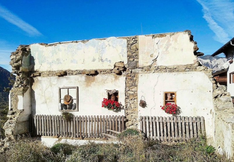 In Ötzerau, all that remains of a house is this one ornate or decorated wall. (Bild: Peter Freiberger)