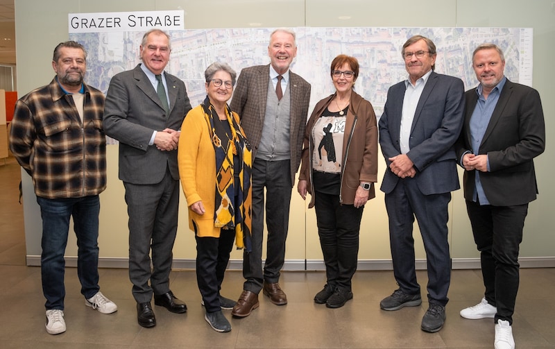 Gemeinderat Franz Lechner, Infrastrukturstadtrat Franz Dinhobl, Brigitte Fischer (Anrainerin Nestroystraße), Bürgermeister Klaus Schneeberger, Viktoria Windbüchler (Anrainerin Nestroystraße), Werner Rosinak (Verkehrsplaner) und Zweiter Vizebürgermeister Rainer Spenger (Bild: Doris_SEEBACHER)