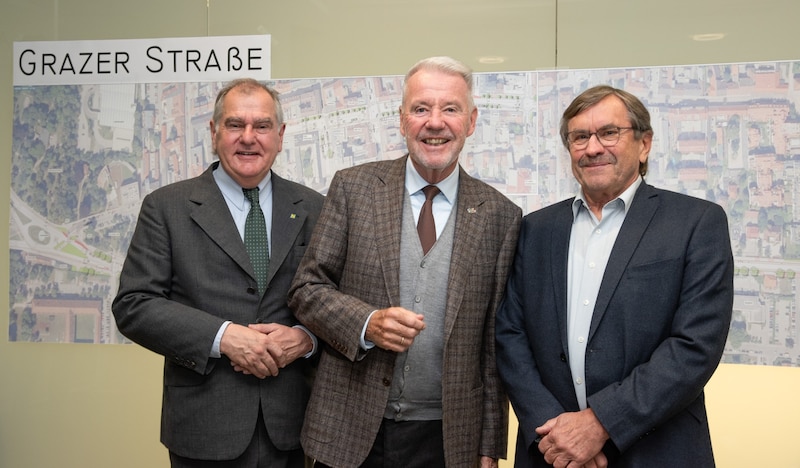 Infrastrukturstadtrat  Franz Dinhobl,  Bürgermeister Klaus Schneeberger, und Verkehrsplaner Werner Rosinak präsentieren die neuen Pläne, die auch im Internet www.wiener-neustadt.at/de/stadt/aktuelles-detail/grazerstrasseneu einzusehen sind. (Bild: Doris_SEEBACHER)