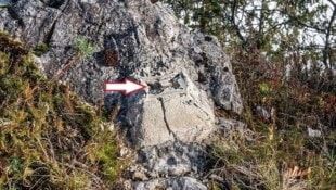 Wo einmal das hölzerne Gipfelkreuz gestanden war, ist jetzt nur noch die in Stein eingelassene Metallhalterung zu sehen. (Bild: zVg)