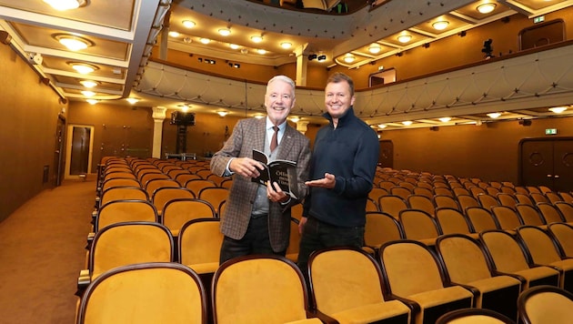 Neuer Glanz im Stadttheater Wiener Neustadt: Bernsteinfarbener Saal (mit Schneeberger und Mörtelmayr). (Bild: Reinhard Judt)