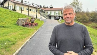 Einen alten Bungalow in eine geschmackvolle Parteizentrale hat das Team Kärnten mit Parteiobmann Gerhard Köfer in Seeboden verwandelt. (Bild: Elisa Aschbacher)