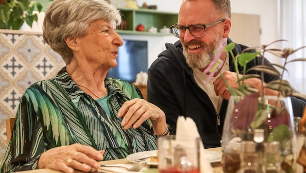 Bewohnerin Eva Mitterhuemer mit Oliver Hergenröder. Der Alltagsbegleiter wechselte von seinem technischen Beruf ins Heim nach Golling. (Bild: Tröster Andreas)